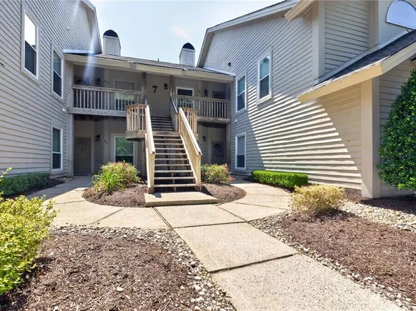 457 E Lake Cir, Chesapeake, VA 23322