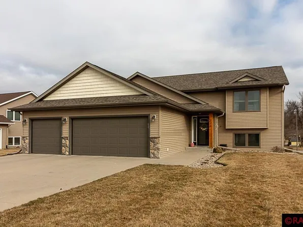 216 Oak Dr, Eagle Lake, MN 56024