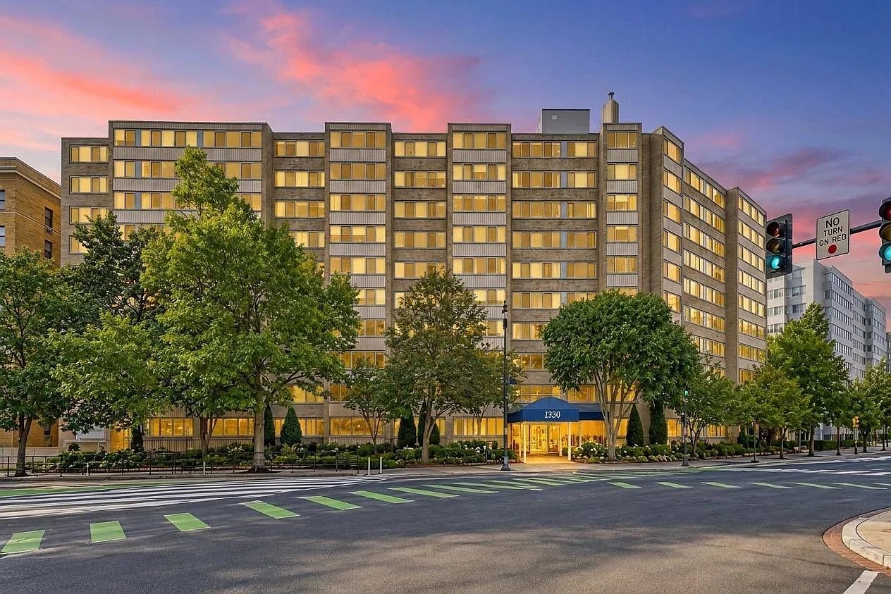 2 bed, 1.5 bath, 918 sqft, $3,995 — Photo 1