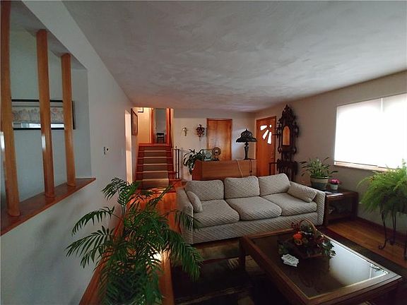 3rd image of 402 Willow Ave