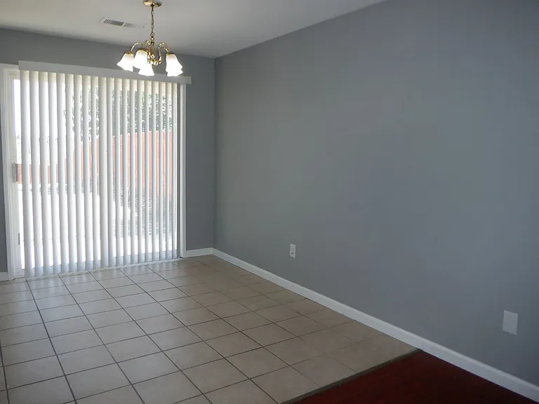 530 Las Colinas St — Photo 3