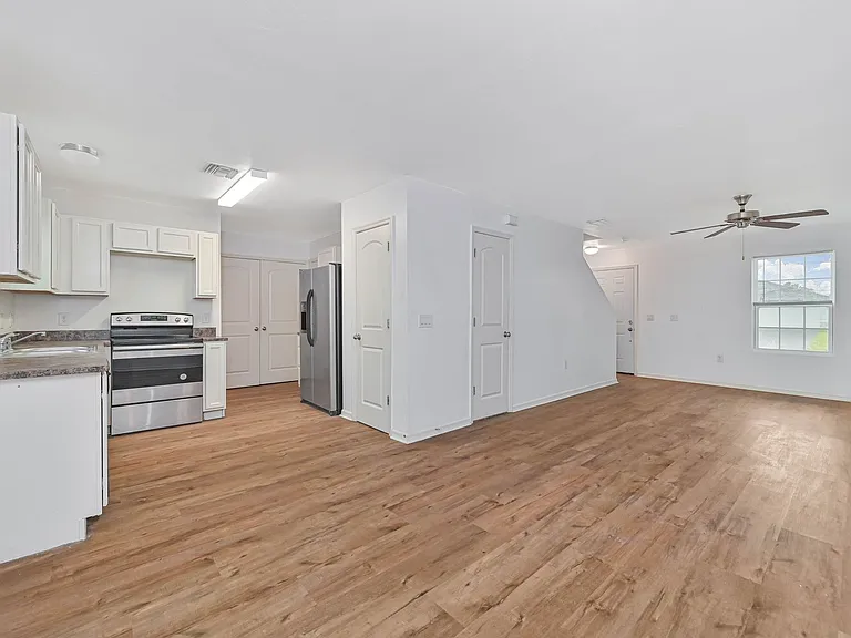 305 NW 16th Pl — Photo 5