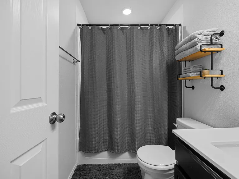 8402 Pleasant Trail Dr — Photo 30