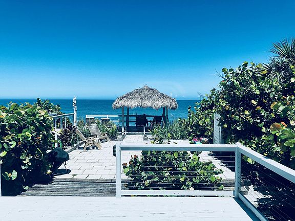 Tiki View of tropical deck and oceanviews