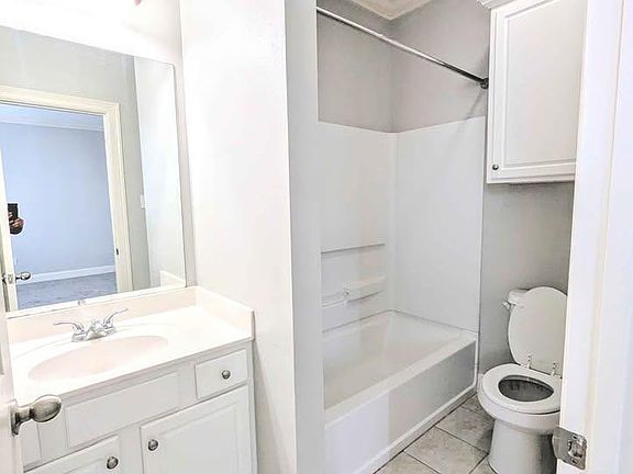 5th image of 10600 Lakes Blvd