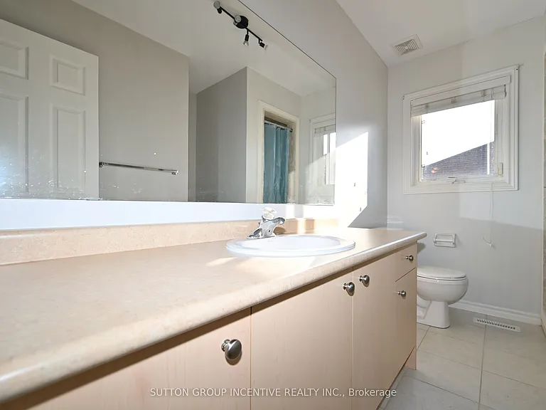 28 Silvercreek Cres #UPPER — Photo 18