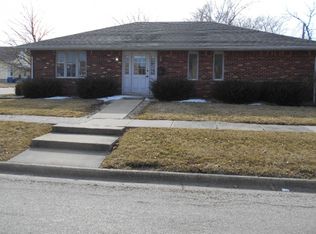 200 W 2nd St, Flora, IL 62839