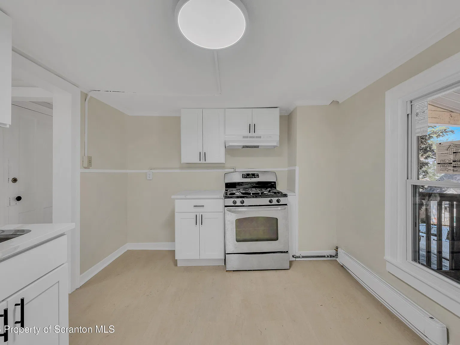 2 bed, 1.0 bath, 3400 sqft, $900 — Photo 4