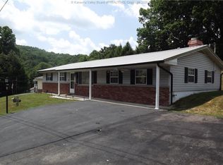 102 Jackson Dr, Elkview, WV 25071