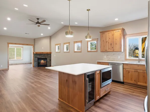 1093 Legend Ln, River Falls, WI 54022