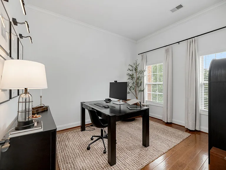 413 Clayton Ln — Photo 32