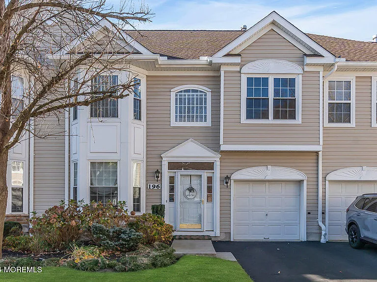 196 Shinnecock Dr — Photo 1