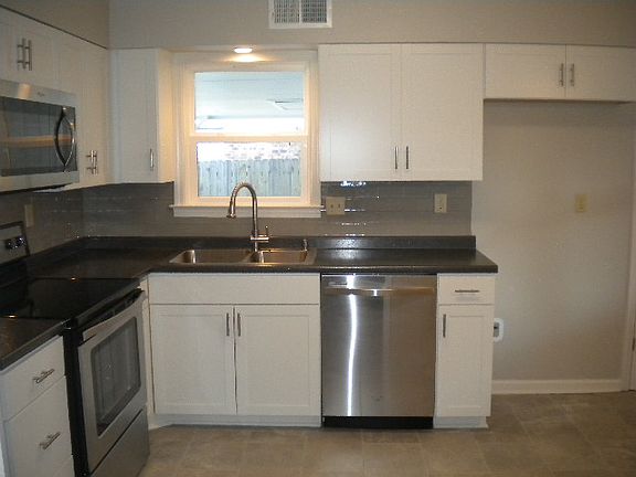 4th image of 523 Lake Shore Dr N