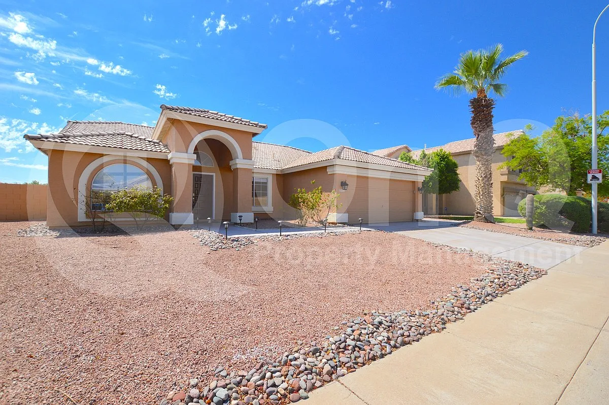 3 bed, 2.0 bath, 2160 sqft, $2,899 — Photo 3