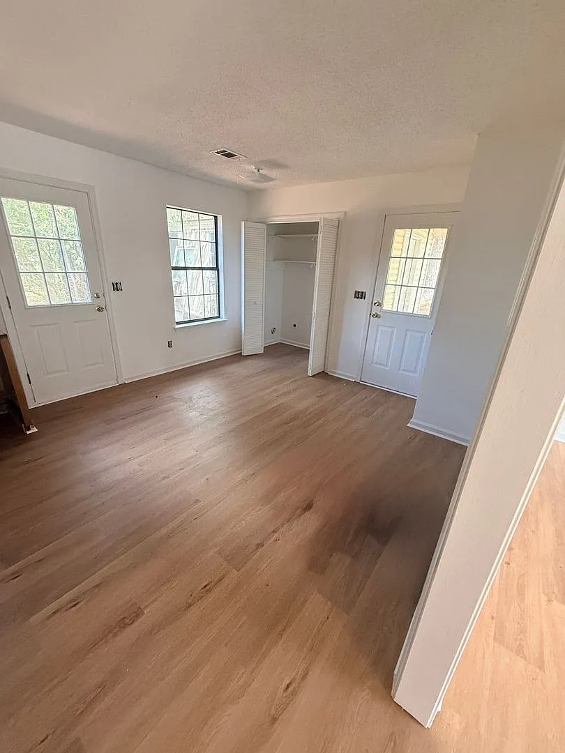 Renovated home on corner lot — Photo 4