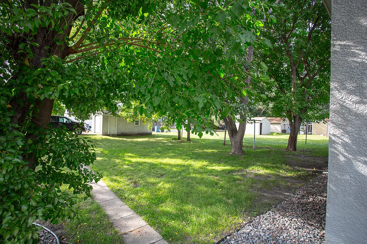 5 bed, 2200 sqft, $2,900 — Photo 3