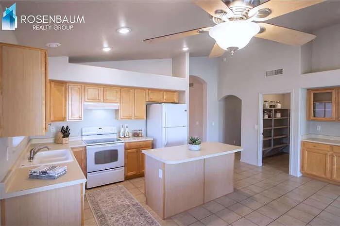 940 S Lafayette Dr — Photo 4