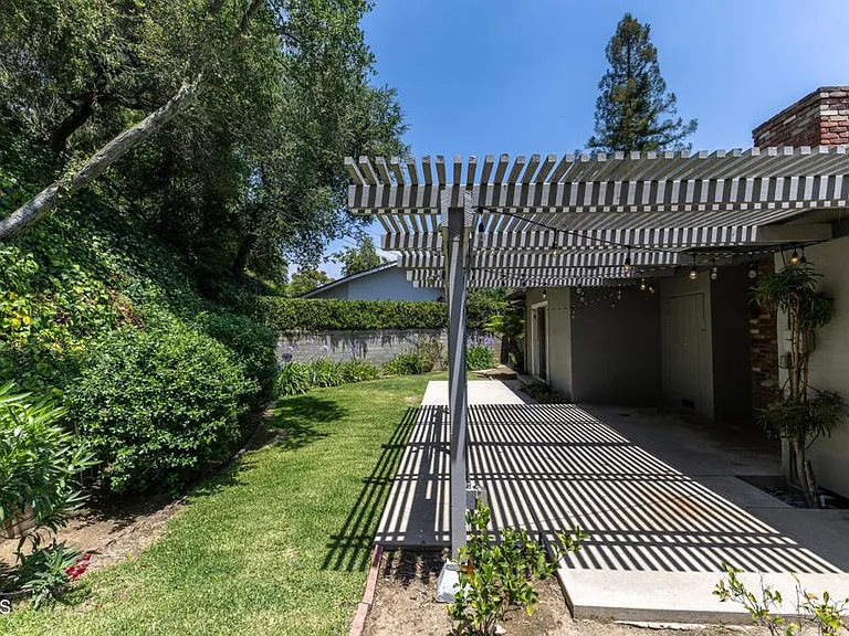 1290 Club House Dr — Photo 26