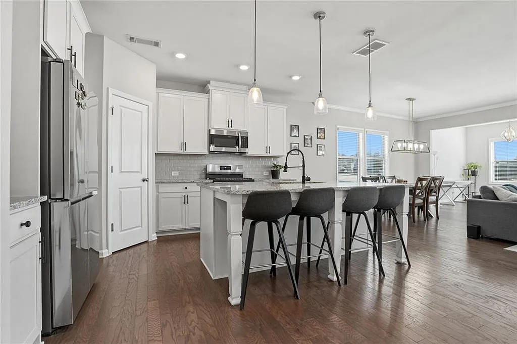 3 bed, 2.5 bath, 2476 sqft, $2,500 — Photo 3