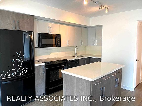 2nd image of 126 Simcoe St #504