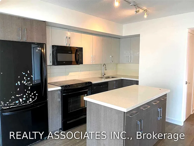 126 Simcoe St #504 — Photo 2