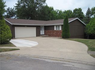 603 Greenbrier Ct, Charleston, IL