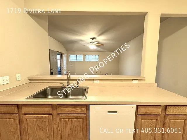 1719 Riviera Ln — Photo 6
