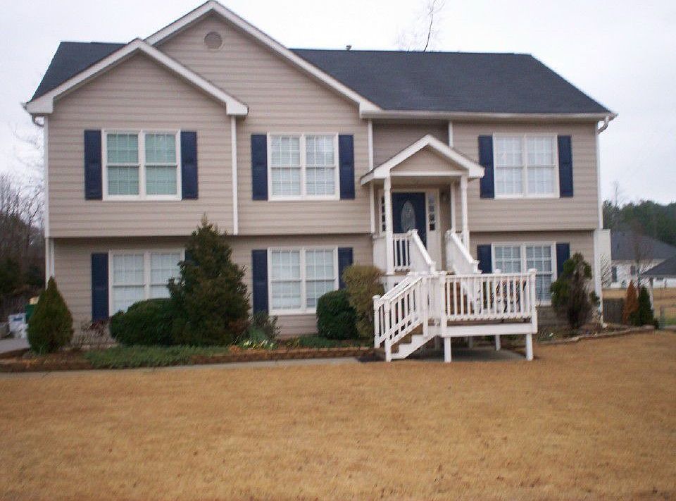WELL MAINTAINED SPLIT LEVEL!!