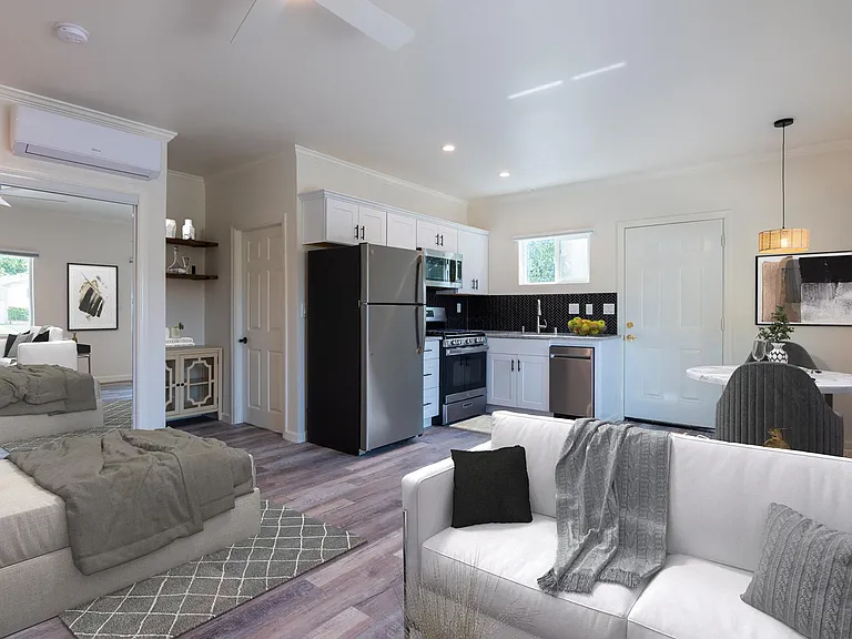 7018 Lurline Ave — Photo 5