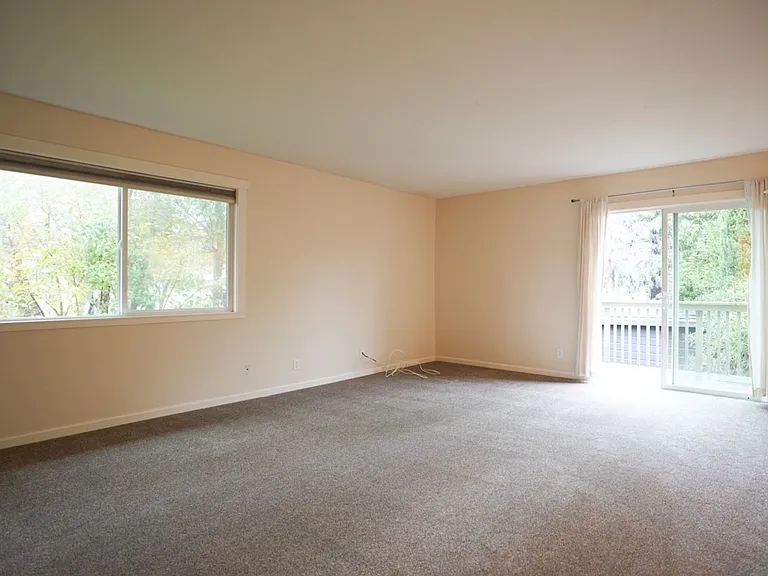 1130-1136 Laurel St — Photo 3