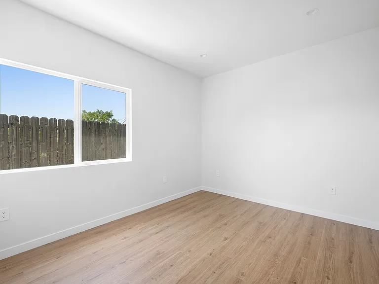 10939 Nassau Ave — Photo 13