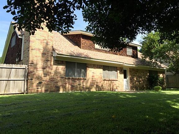 4th image of 2410 Woodlawn Dr