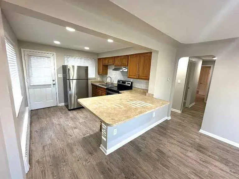 Step into this sleek kitchen, perfect for chefs and enthusiasts alike. Step into this sleek kitchen, perfect for chefs and enthusiasts alike.