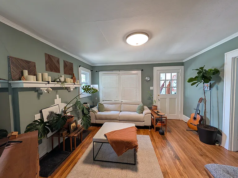 (Note: Property is not furnished. Images are provided to give you a better sense of the space.)