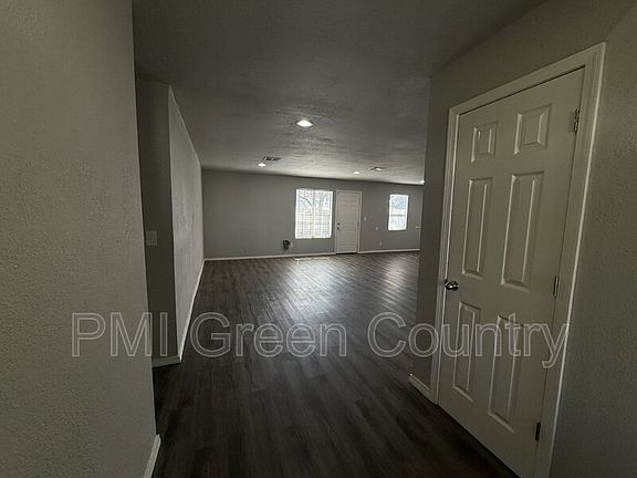 5th image of 801 W Vicksburg St