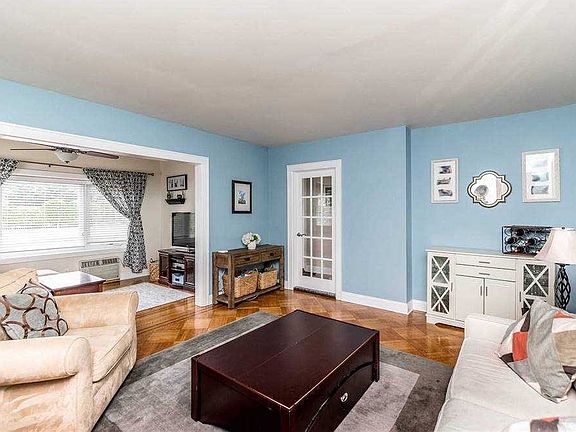 3rd image of 37 Hawthorne St Floor 1