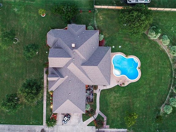 3rd image of 1108 E Oaklawn Dr