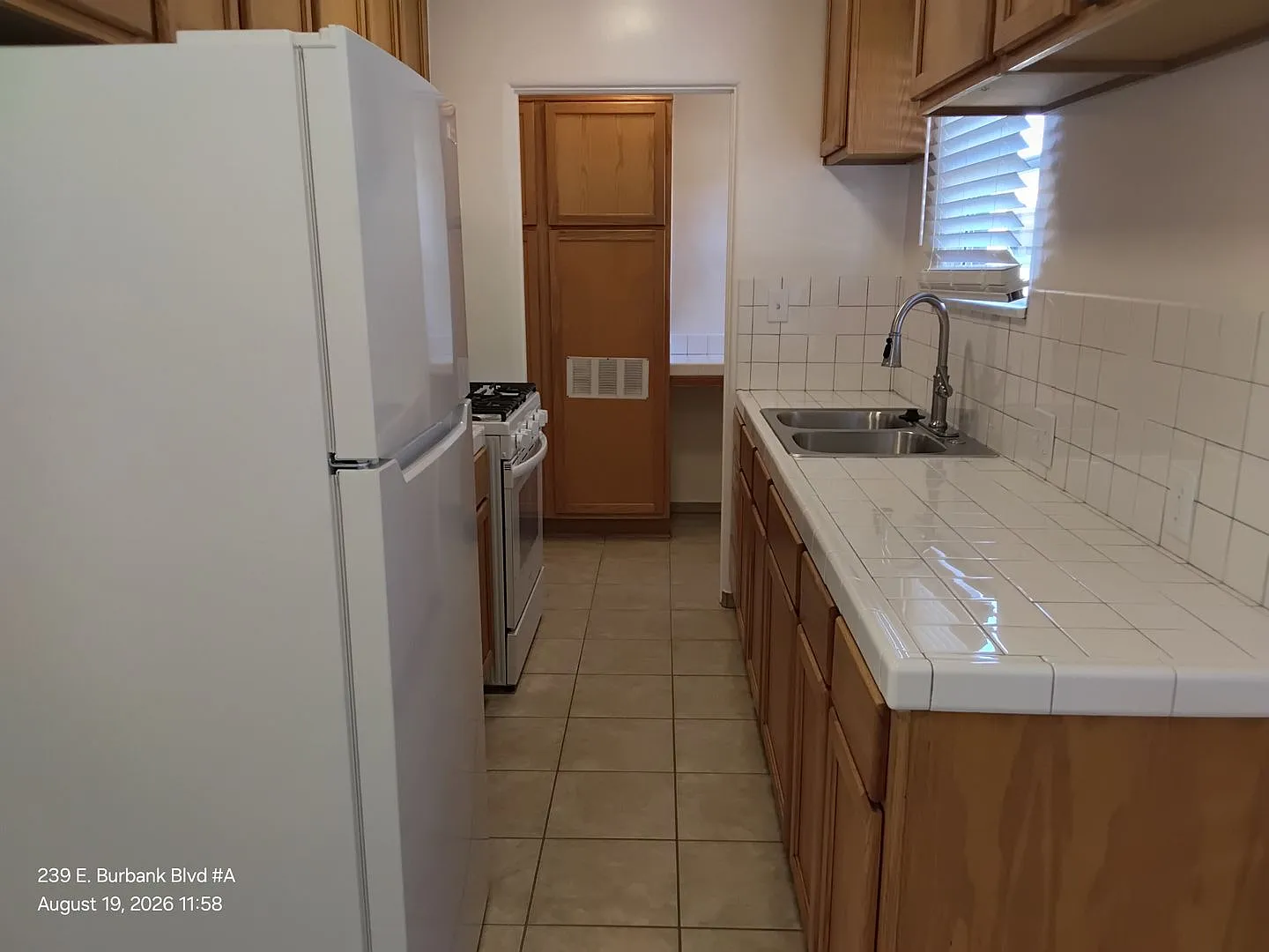 Bright & Spacious Unit in the Heart of Burbank Utilities Included! — Photo 4