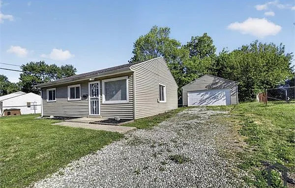 3 bed, 884 sqft, $1,635 — Photo 3