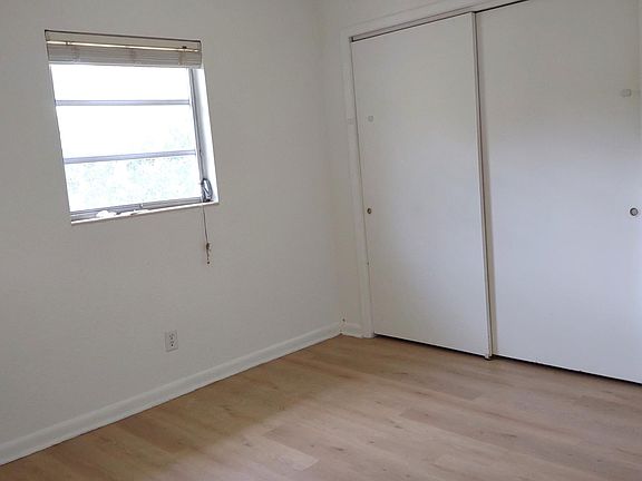 5th image of 412 Deer Park Ave