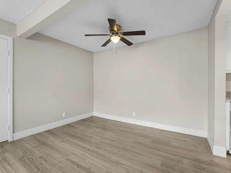 Sherwood Forest Apartments — Photo 10