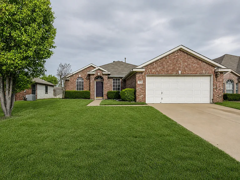 2816 Oakdale Dr — Photo 1