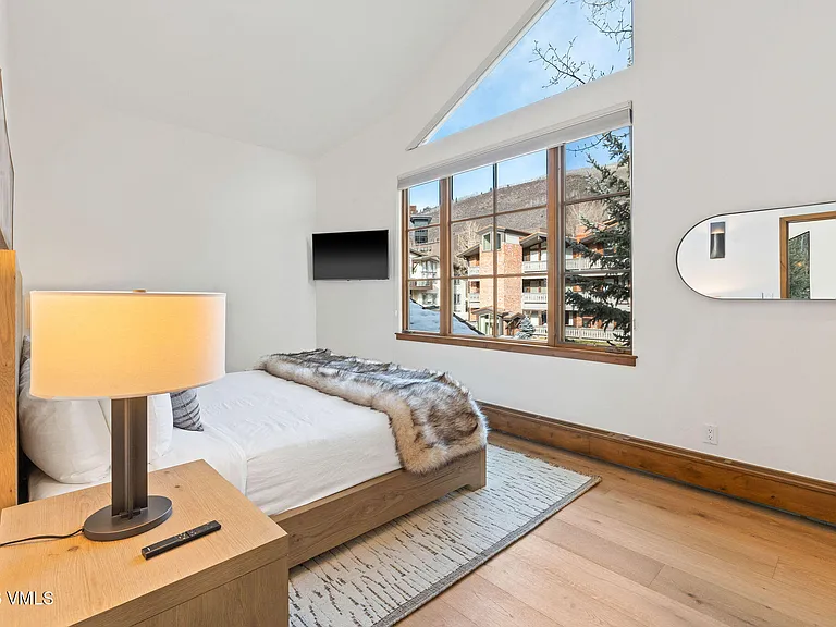 132 W Meadow Dr — Photo 11