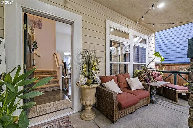 1435 NE Setting Sun Dr — Photo 3