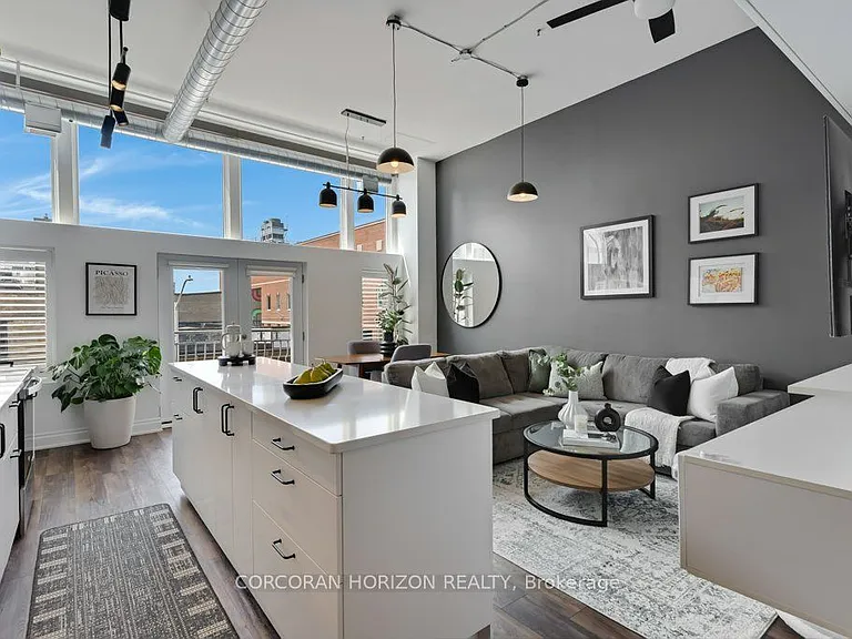276 King St W #209 — Photo 15