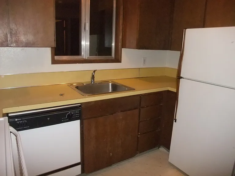 339 NW 8th St — Photo 3