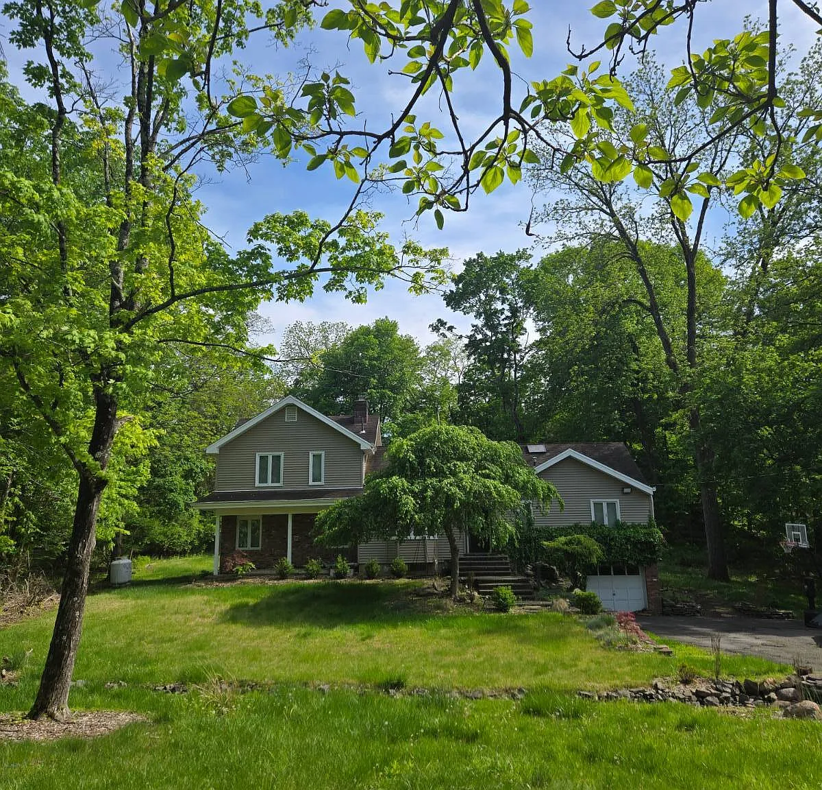 4 bed, 2.0 bath, 1952 sqft, $4,200 — Photo 1