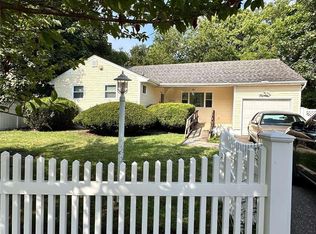 15 Center Ave, Bay Shore, NY 11706