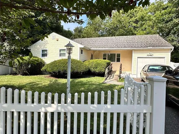 15 Center Avenue, Bay Shore, NY 11706