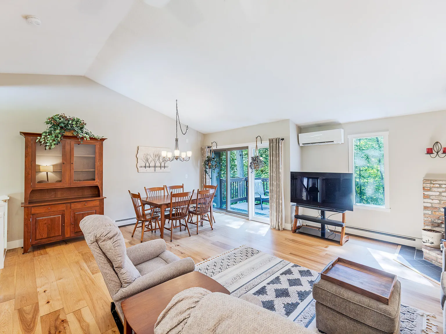 2 bed, 1.5 bath, 1063 sqft, $2,400 — Photo 1